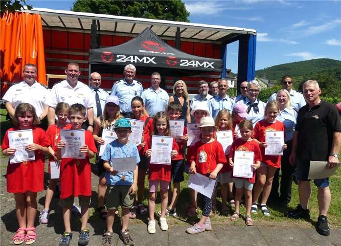Zum 100. Gründungsfest der FFW Poltersdorf wurden 14 Jungen und Mädchen der Bambinifeuerwehr mit der Jugendflamme Stufe I. ausgestattet. Fotos: TE