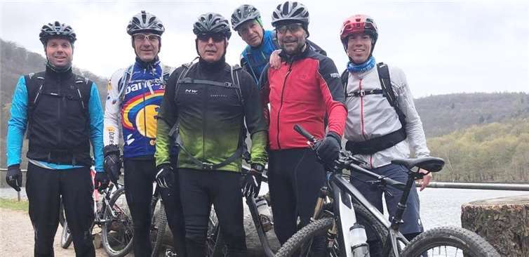 Zum 13. Mal absolvierte der Lauftreff Puderbach sein Trainingslager in Kirchlotheim am Edersee. Obligatorisch ist dabei auch die Radtour entlang des Edersees zur Staumauer.Fotos: privat