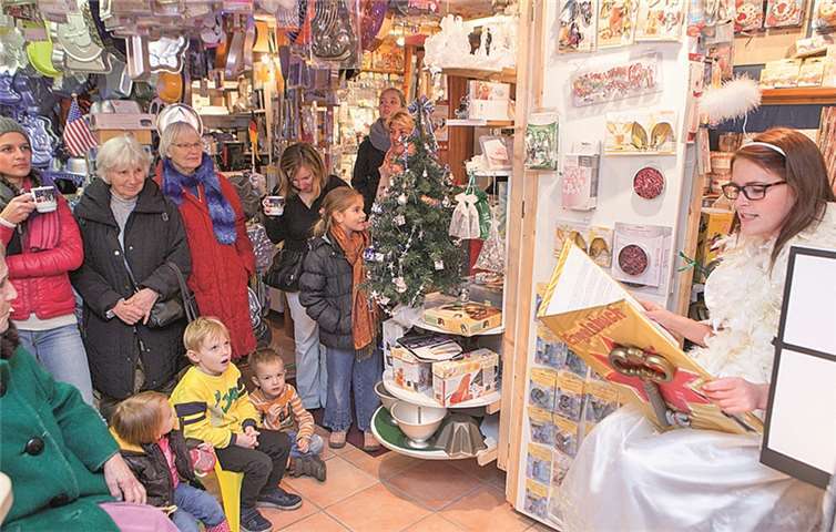 Zum 13. Mal startete die Aktion „Niederbachem Adventsfenster“ des Heimat- und Verschönerungsvereins. Den Auftakt machte „Emi’s Backformenladen“, der für kurze Zeit zu einer „Weihnachtsbäckerei“ umfunktioniert worden war. JOST