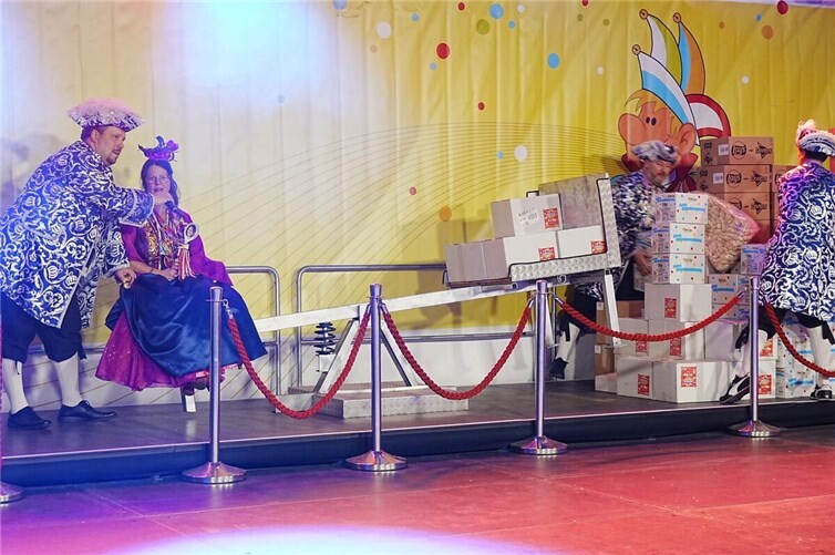 Zum 14. Mal wurden die Tollitäten aller Stadtteile von der SWN mit Wurfmaterial versorgt.