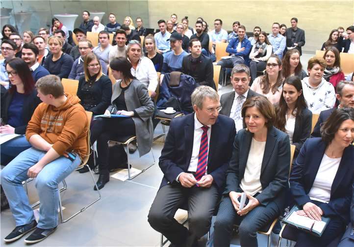 Zum 15 Jugend- und Auszubildendenvertretungsforum begrüßte Alexander Baden auch Malu Dreyer vorne Mitte.