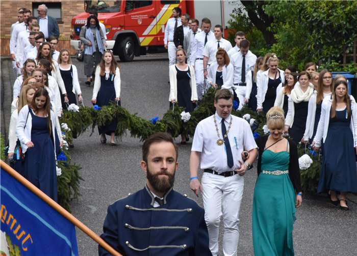 Zum 155-jährigen Bestehen zogen die Niederbreitbacher Junggesellen mit Ehrendamen und Königspaar in einem Festzug durch den Ort. Fotos: HEP