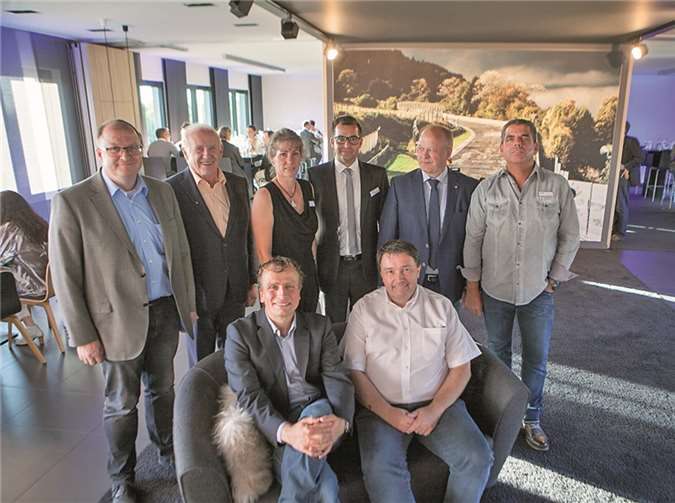 Zum 20. Geburtstag des Fahrsicherheitszentrums gratulierten (v. l.) Bürgermeister Guido Nisius, Ortsbürgermeister Reinhold Schüssler, Eventleiterin Claudia Marx, Geschäftsführer Christian Knauth, Ortsbürgermeister Udo Mergen und Instruktor Carlo Scherer sowie sitzend Christian Menzel und Franz Fabian. JOST