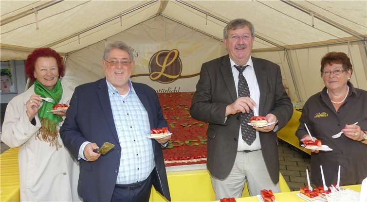 Zum 20. Mal stiftete die Großbäckerei Lohnereinen riesigen Erdbeerkuchen für den guten Zweck.Fotos: TE