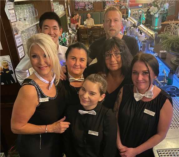 Zum 20-jährigen Unternehmensbestehen erhielt Monika Retzmann (li.) viele Gratulationen. Foto: privat