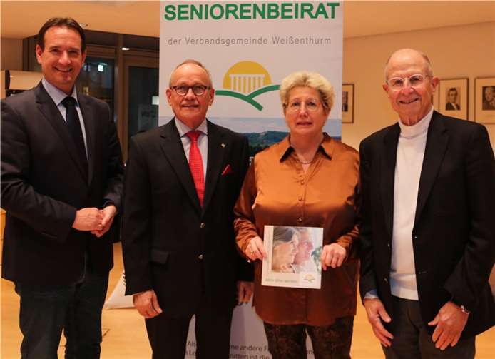 Zum 20jährigen Bestehen des Seniorenbeirates der Verbandsgemeinde Weißenthurm präsentierte VG-Mitarbeiterin Renate Schumann, Beiratsvorsitzender Hajo Reif (2. von links) und Bürgermeister Thomas Przybylla (links) den neuen Seniorenratgeber. Mit im Bild das Vorstandsmitglied der Landesseniorenvertretung Rheinland-Pfalz, Edgar Kühlenthal (rechts). Foto:VG Weißenthurm / Demleitner