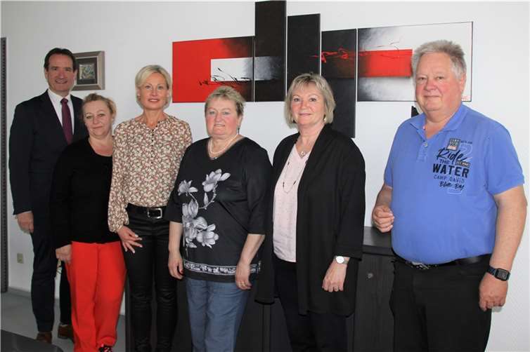 Zum 25-jährigen Dienstjubiläum von Inna Schuldeis (2.v.li.) und Katja Giebfried (3.v.li.) gratulierten der Bürgermeister der Verbandsgemeinde Weißenthurm, Thomas Przybylla (li.) und Personalratsvorsitzender Holger Pohling (re.), die gleichzeitig Elisabeth Kiesewetter (Mitte) und Gabriele Klodewig (2.v.re.) in den Ruhestand verabschiedeten. Foto: Katharina Demleitner