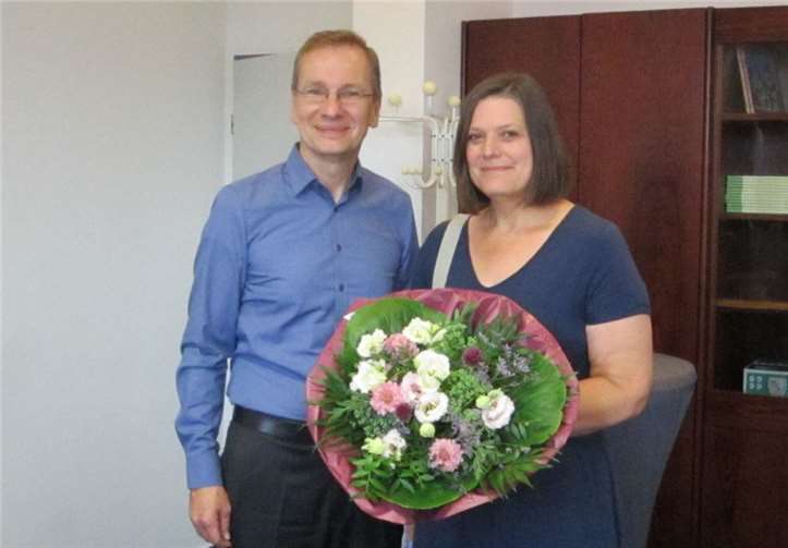 Zum 25-jährigen Dienstjubiläum von Martina Schick gratulierte Bürgermeister Andreas Geron.  Andrea Stolletz-Maagh