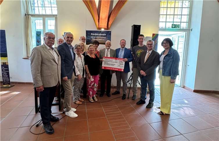 Zum 25-jährigen Jubiläum des Förderverein Hospizbewegung Andernach-Pellenz e.V. wurde am 13. Juli 2024 die Friedensbretterausstellung gemeinsam mit der Künstlerin Bali Tollak im historischen Rathaus Andernach eröffnet.  Foto: Maximilian Weidenbach (Kulturamt Andernach)