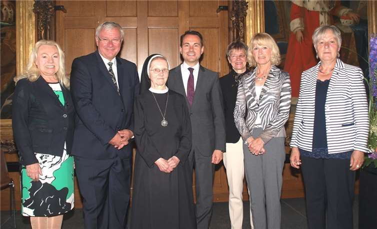 Zum 25-jährigen Jubiläum des Koblenzer Hospizverein kam man gerne im Rathaussaal zusammen (v. l.): Maja Darscheid (Vorstandsvorsitzende des Koblenzer Hospizverein), Oberbürgermeister Joachim Hofmann-Göttig, Schwester Mechtild Hoffend (Mitbegründerin des Koblenzer Hospizvereins), Staatssekretär David Langner, Gerda Graf (Ehrenvorsitzende des Deutschen Hospiz- und Palliativ-Verbands), Bürgermeisterin Marie-Theres Hammes-Rosenstein und Gisela Textor (Geschäftsführerin des Koblenzer Hospizvereins). US