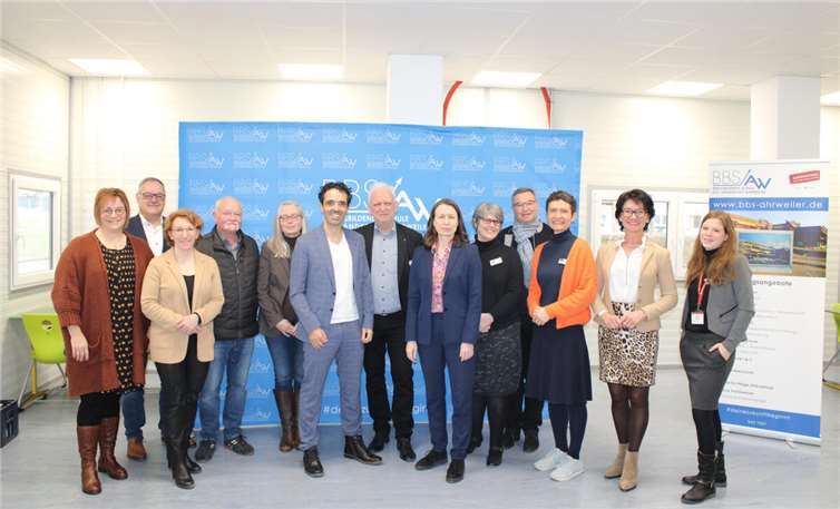 Zum 29. Berufsinfomarkt der Berufsbildenden Schule des Kreises Ahrweiler kamen unter anderem Vertreterinnen- und Vertreter von Handwerk, Gewerbe, Schule und Politik zusammen. Fotos: DU