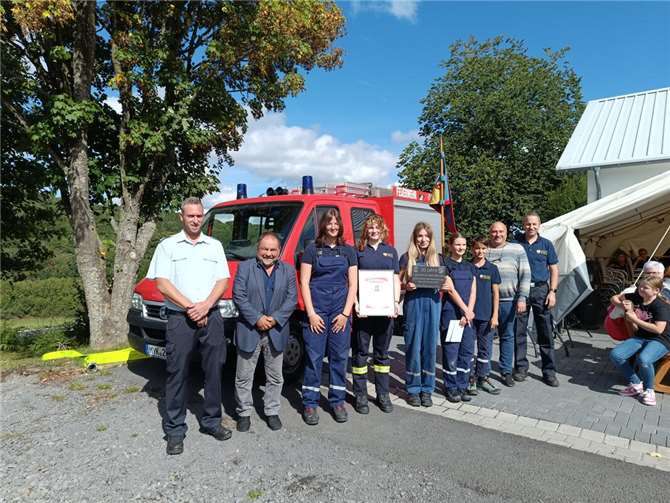 30 Jahre Jugendfeuerwehr Bermel gefeiert Zum 30-jährigen Bestehen der Jugendfeuerwehr überreichten Gäste Geschenke und Glückwünsche. Fotos: Daniel Hellen