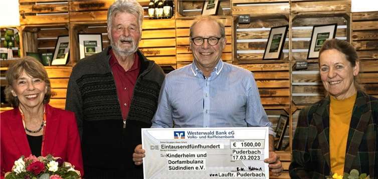 Zum 30. ten mal übergab der Lauftreff Puderbach einen Spendenscheck an den Verein „Kinderheim u. Dorfambulanz Südindien e.V.! V.l. Carla von Bibra-Schneider (2. Vors. Kinderheim), Karl-Werner Kunz (LT Puderbach), Dietrich Rockenfeller (Schatzmeister Kinderheim), Dr. Anke Strenge-Hesse (1. Vors. Kinderheim). Foto: Uwe Röder-Moldenhauer