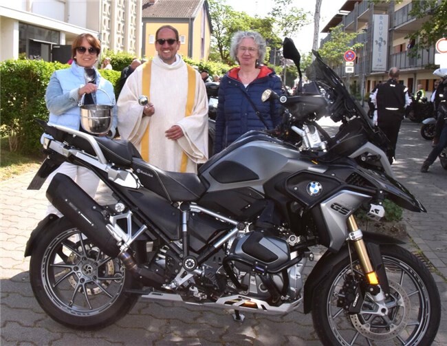 Zum 33. Mal durfte das Organisationsteam von St. Peter zusammen mit Diakon Andreas Schlösser zahlreiche Bikerinnen und Biker bei strahlendem Sonnenschein willkommen heißen. Foto: privat