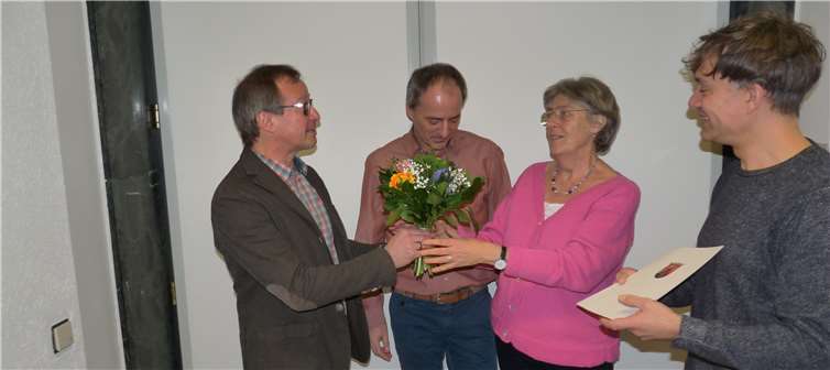 Zum 40-jährigen Dienstjubiläum der Förderschulfachleiterin Uschi Decker gratulierte der Personalrat Steffen Graf und Joachim Balzer der Jubilarin. Der Leiter des Studienseminars Carlo Groß überreichte ihr eine Urkunde. Foto: privat