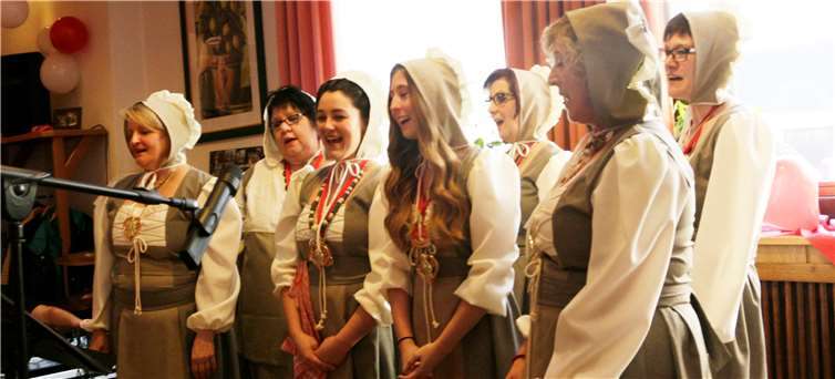 Zum 40-jährigen Jubiläum traten die Möhnen im Kostüm der Buttermarkts-Frau auf. SES