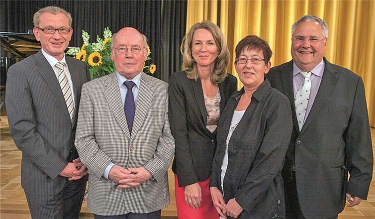 Zum 45. Geburtstag des Wohnstifts Augustinum in Bad Neuenahr gratulierten (v. l.) Bürgermeister Guido Orthen, Stiftsbeirats-Vorsitzender Wolfgang Meisen, Stiftsdirektorin Caroline Hillesheim, Mitarbeitervertreterin Carmen Wilhelm und Vorstandsvorsitzender Professor Dr. Markus Rückert. VJ