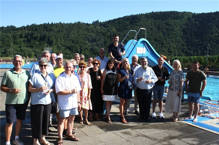 Zum 50. Betriebsjubiläum des Ellenzer Familienfreibades konnte Verbandsgemeindebürgermeister Wolfgang Lambertz auch zahlreiche Ehrengäste begrüßen.