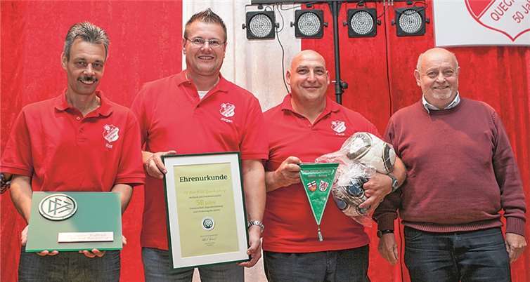 Zum 50. Geburtstag des SV Rot-Weiß Guttenberg überbrachte der Fußball Kreisvorsitzende Armin Ebner (rechts) Jubiläumsplakette, Ehrenurkunde und Wimpel sowie neue Fußbälle an den Vorstand um Geschäftsführer Ralf Becker, Fußball-Abteilungsleiter Jürgen Kurek und den Vorsitzenden Ferdinand Kolvenbach.VJ