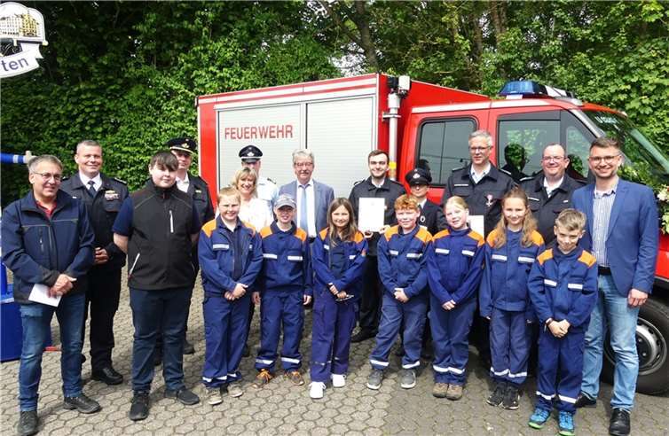 Zum 50. Gründungsjubiläum der Jugendfeuerwehr Alflen erhielten auch Einsatzkräfte verdiente Ehrungen. Fotos: TE