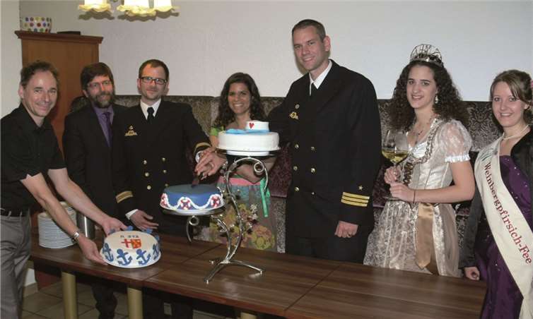 Zum 50. Jubiläum der Patenschaft zwischen der Stadt Cochem und dem Tender „Mosel“ gab es vom Hotel Germania eine weiß-blaue Marinetorte (v. l.): Herbert Budweg, Bürgermeister Wolfgang Lambertz, Kapitänleutnant Mirco Preuss, die Vorsitzende der Patenschaft Dr. Carolin Gilbaya und Korvettenkapitän Tiebo Bunde freuten sich. TE