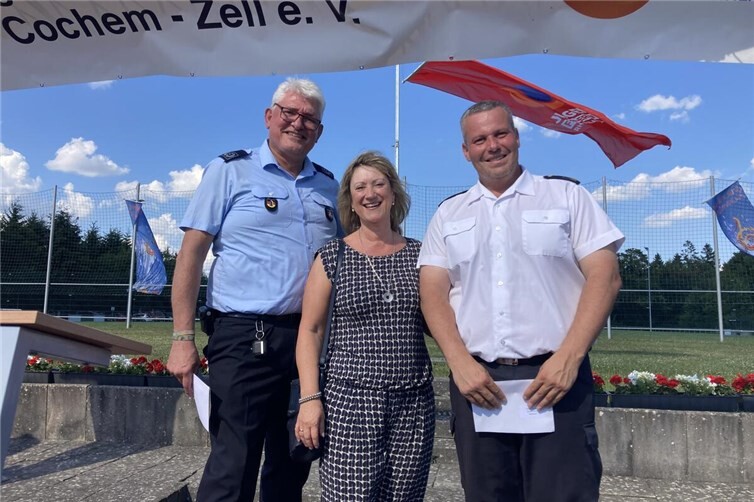 Zum 50. Jubiläum des Kreisjugendfeuerwehr (KJFV) und zum 30. Jubiläum der Kreisfeuerwehr (KFV) Cochem-Zell war Landrätin Anke Beilstein beim Event in Büchel die erste Gratulantin.