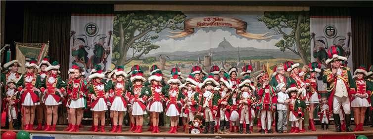 Zum 50-jährigen Bestehen des Kinder-Corps präsentierten sich die Rheinbacher Stadtsoldaten in voller Stärke auf der Bühne der Stadthalle. Fotos: JOST