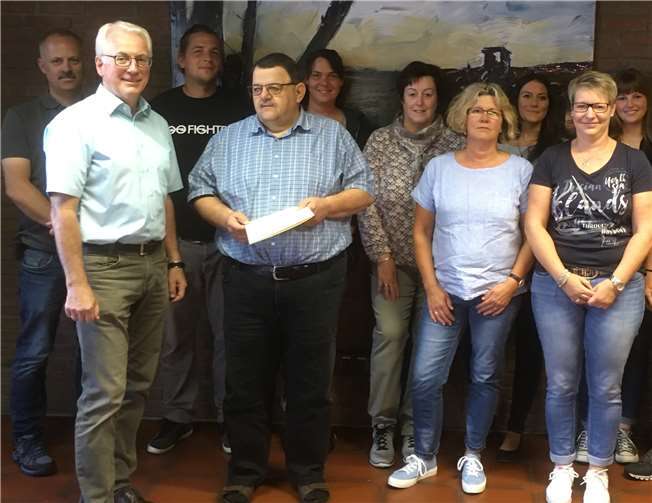 Zum 50-jährigen Dienstjubiläum gratulierten Dirk Herra neben Bürgermeister Volker Mendel die Mitarbeiterinnen und Mitarbeiter der Zentralabteilung der Verbandsgemeindeverwaltung Puderbach ganz recht herzlich.Foto: privat