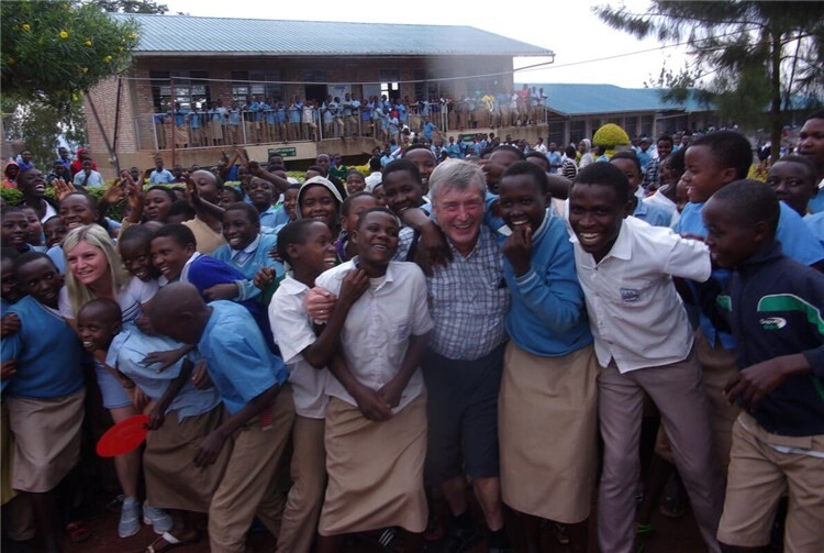 Zum 60-jährigen Kultur-Engagement informiert Hans Peter Röhrig über Benefiz-Highlights - wie zugunsten „FLY & HELP“, wo er schon oft bei Schuleröffnungen - vor allem in Ruanda - dabei war.