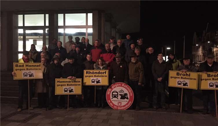 Zum 61. Mal protestierten Betroffene vor dem Bahnhof in Neuwied gegen die Belastungen durch den Zugverkehr im Rheintal.  priva