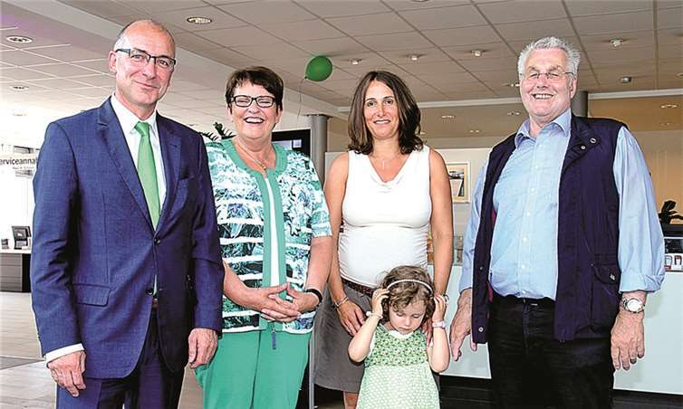 Zum 70. Geburtstag von Matthias Kempen gratulierte auch Bürgermeister Bert Spilles. Ganz toll findet es der 70-jährige Matthias Kempen, dass seine Familie immer zu ihm hält (v.li.): Bert Spilles, Waltraud Kempen, Schwiegertochter Tatjana Kempen mit Töchterchen Maja und Matthias Kempen. -STEIN-