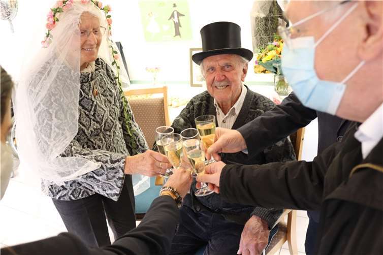 Zum 70. Hochzeitstag gab es ein Gläschen Sekt. 