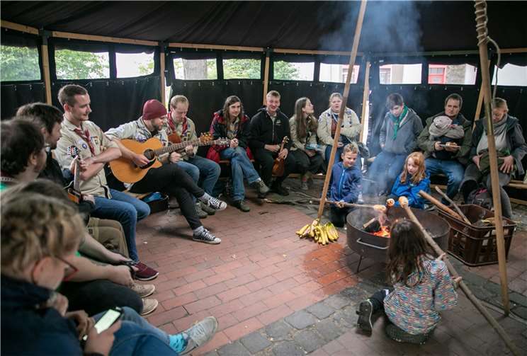 Zum 70-jährigen Bestehen des Pfadfinderstammes „Antoine de Saint-Exupery“ in Rheinbach hatten die Mitglieder eine große Jurte auf dem Kirchplatz aufgebaut, in der den ganzen Tag über Stockbrot über dem Lagerfeuer gebrutzelt und zur Klampfe gesungen wurde.  Foto: JOST