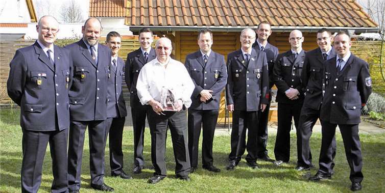 Löschzug gratuliert ehemaligem Zugführer 