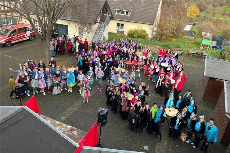 Zum 75jährigen Bestehentrafen sich die Möhnen in Löhndorf.Fotos: Möhnen Löhndorf