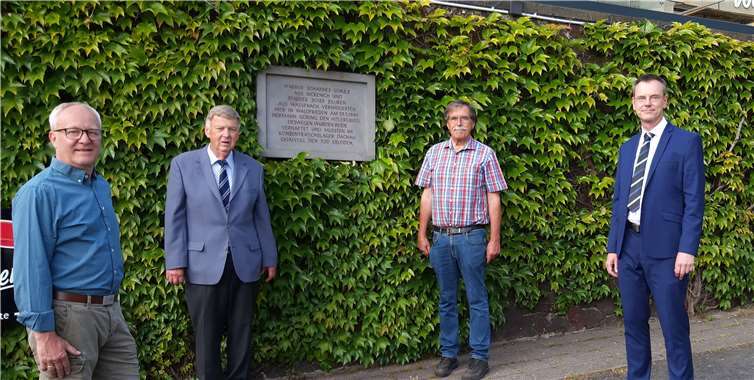 Zum 80. Jahrestag trafen sich Verbandsbürgermeister Klaus Bell, Ortsbürgermeister Detlev Leersch, Pfarreienratsvorsitzender Horst Schmitz und Pfarrer Norbert Missong an der Gedenktafel für Johannes Schulz. Foto: privat