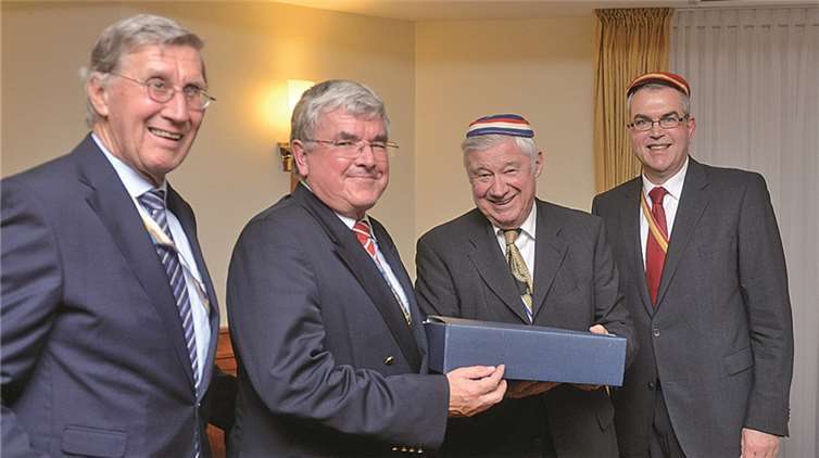 Zum 90. Geburtstag des CV-Zirkel Rhein-Ahr gratulierten viele Besucher beim Vorsitzenden Dr. med. Gerhard Kreuter. FIX