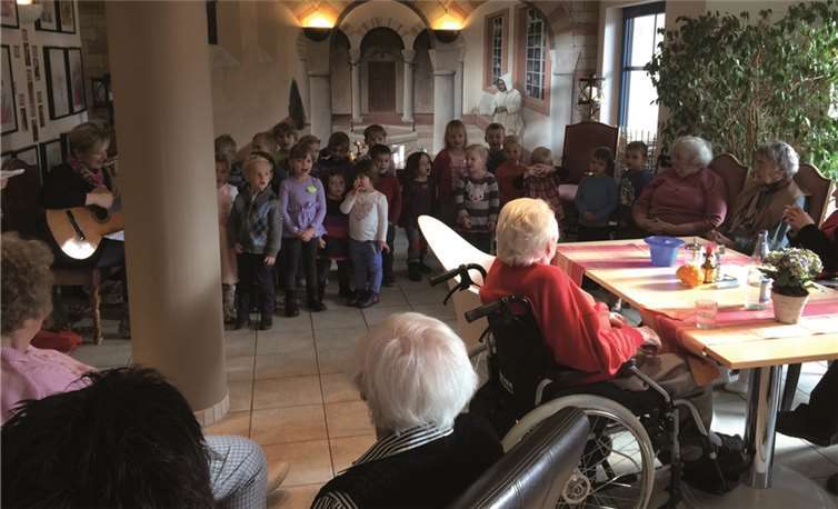 Zum 97sten Geburtstag sagen die Kinder Frau Theisen ein Ständchen.