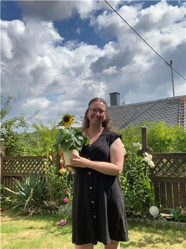 Zum Abschied bekam Lea-Marie Faupel eine Sonnenblume geschenkt, die im Lateinischen den Namen „Helianthi“ heißt, also genauso wie die Kindergruppe in Andernach.  Foto: Caritas
