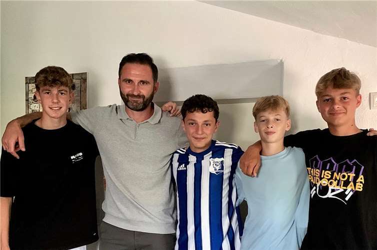 Zum Abschied bekam Niklas Behr (Bildmitte) zur Erinnerung ein FC Andernach-Trikot von seinem langjährigen Trainer Leo Bicvic und den Kumpels Max Kneib, Felix Bersch und Leon Schopf (v. l.) überreicht. Fotos: privat