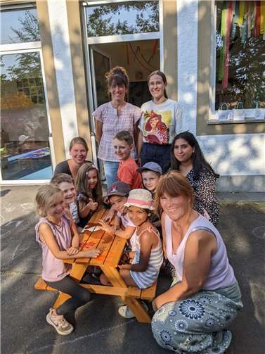 Zum Abschied bekam die Kita „Rambazamba“ eine Sitzgarnitur mit passendem Motiv von den „Schlauen Eichhörnchen“ geschenkt.