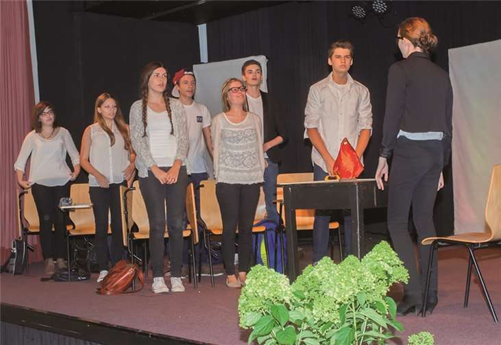 Zum Abschied der Kollegen gab es eine Schulstunde der Theater-AG auf die Bühne.