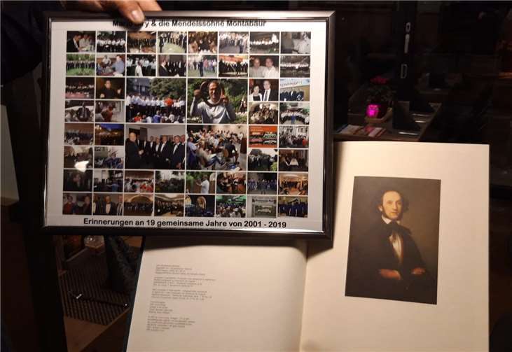 Zum Abschied erhielt Mario Siry eine Bilder-Collage und einen Faksimile-Druck.