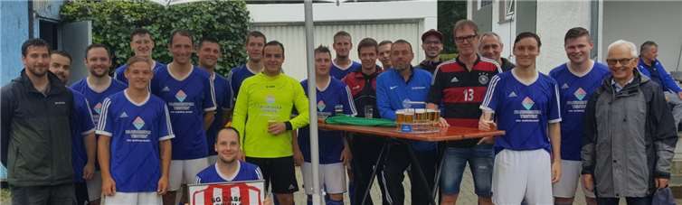 Zum Abschied erhielt Rudi Seifen noch ein eingerahmtes Trikot und einen Essensgutschein. Foto: privat