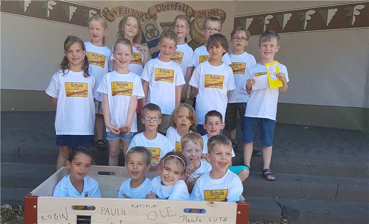 Zum Abschied erhielten die Kids ein T-Shirt.