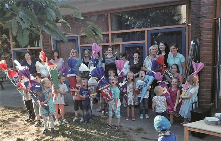 Zum Abschied erhielten die Kinder ihre Schultüten.privat