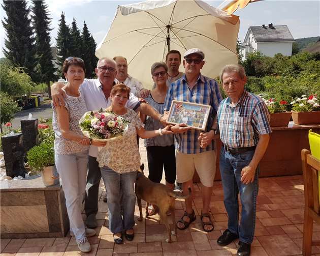 Zum Abschied gab es Blumen und eine Umarmung für Gisela Devinck (l.) vom Vorsitzenden Norbert Fischer (2. v. l.) sowie eine Ehrenurkunde für Philippe Devinck (2. v. r.). privat