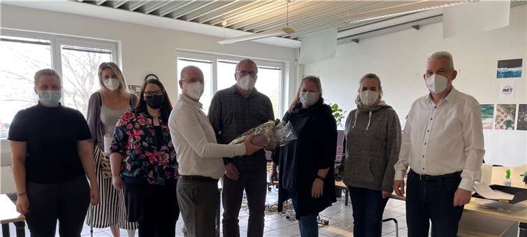 Zum Abschied gab es ein Geschenk für Karl Steinbüchel (Mitte) aus den Händen des BLICK Aktuell-Geschäftsführers Hermann Krupp. Foto: privat