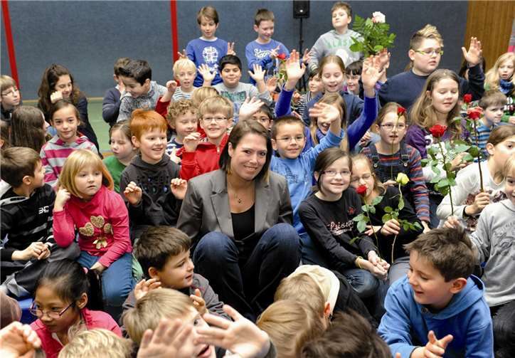 Zum Abschied gab es für Rektorin Ruth Klein Rosen von den Schülern. FIX