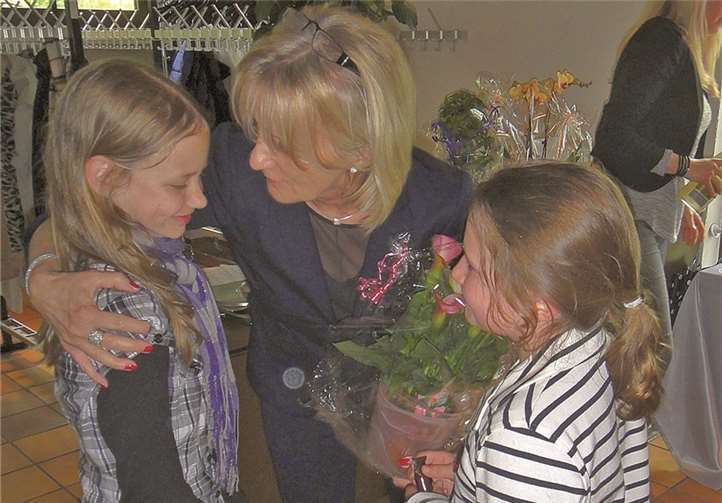 Zum Abschied gab es für die beliebte Pädagogin Blumen. privat